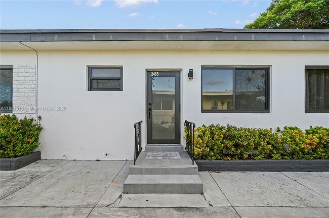 2465 NW 35th St in Miami, FL - Building Photo - Building Photo