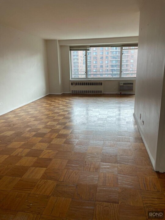 392 Central Prk W in New York, NY - Building Photo