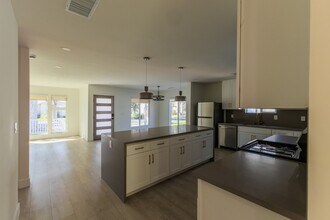 17601 Hamlin St in Los Angeles, CA - Building Photo - Building Photo