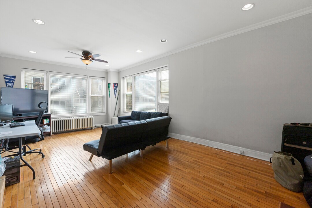 433 W Wellington Ave, Unit 2s in Chicago, IL - Building Photo