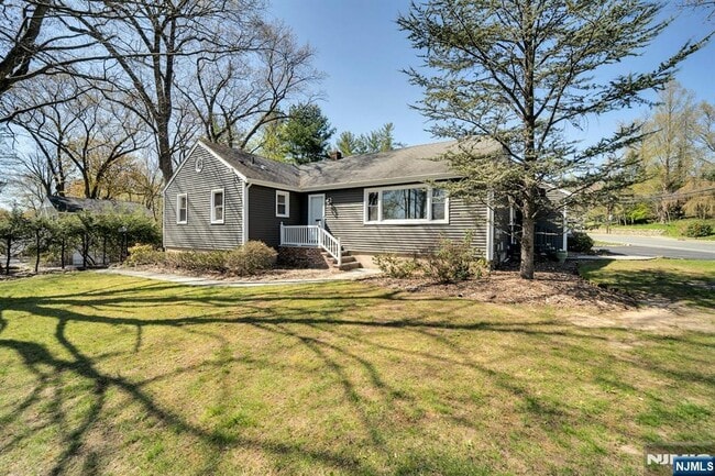205 N Franklin Tpke in Ramsey, NJ - Foto de edificio - Building Photo