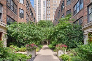 2311 N Commonwealth Ave in Chicago, IL - Building Photo