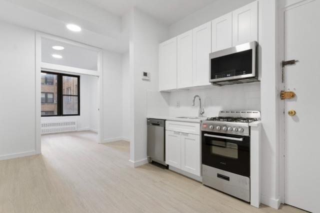 308 W 82nd St in New York, NY - Building Photo