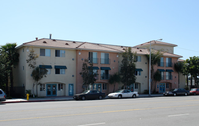 Gateway Plaza Apartments in Oxnard, CA - Foto de edificio - Building Photo