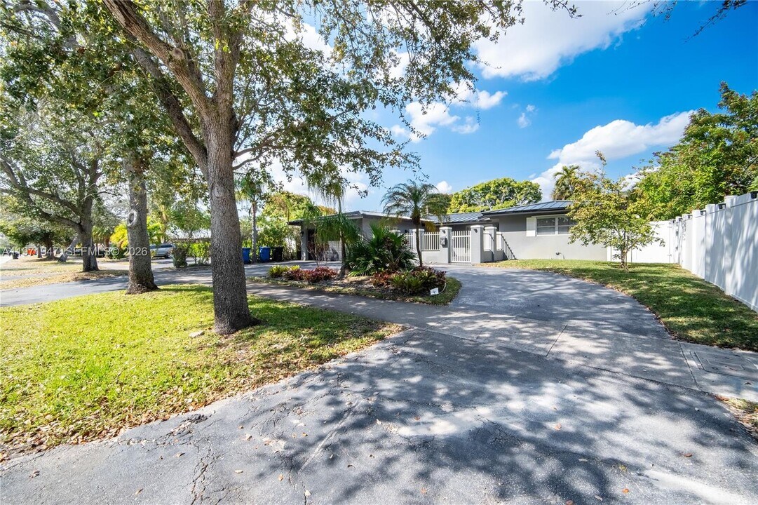 2121 NE 62nd St in Fort Lauderdale, FL - Building Photo
