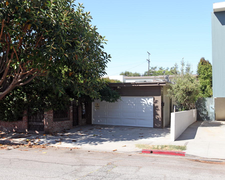 1319 Barry Ave in Los Angeles, CA - Foto de edificio