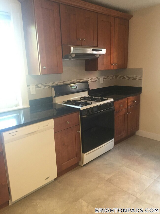 32 Newcastle Rd in Boston, MA - Building Photo - Building Photo