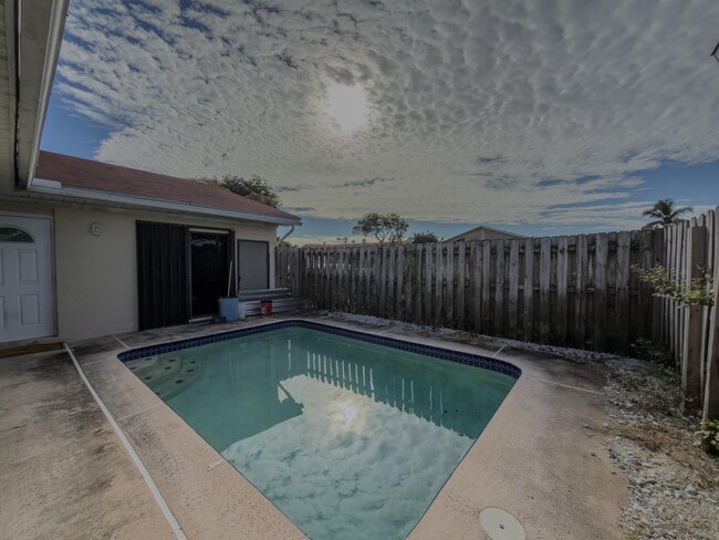 4377 Woodstock Dr in West Palm Beach, FL - Building Photo - Building Photo