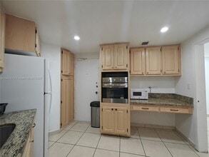 905 Brickell Bay Dr in Miami, FL - Building Photo - Building Photo