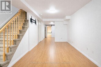 818 Buttonbush Ct in Oshawa, ON - Building Photo - Building Photo