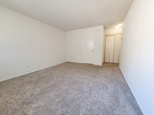 Eastborne III Apartments in Los Angeles, CA - Foto de edificio - Building Photo