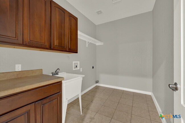 property at 923 Krona Ct