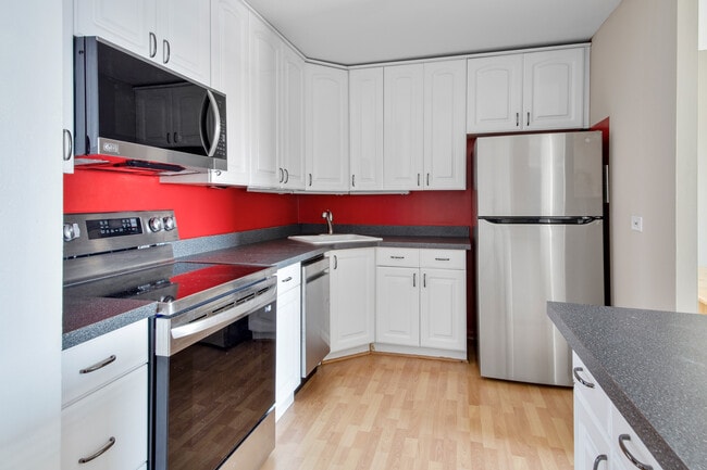 3930 N Pine Grove Ave in Chicago, IL - Building Photo - Building Photo