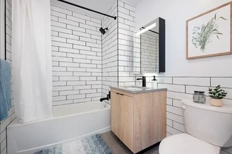 E. 127th St, Madison Ave in New York, NY - Foto de edificio - Building Photo