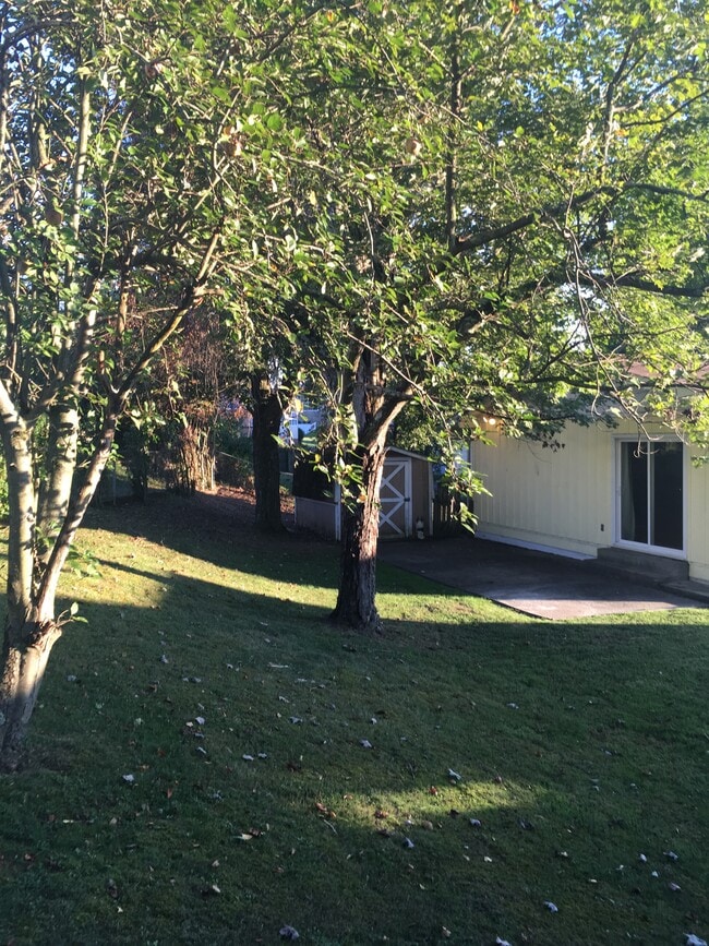 property at 463 Lawnview Cir