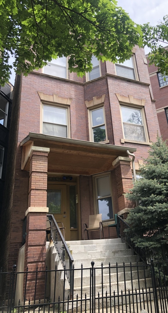 property at 866 W Buckingham Pl