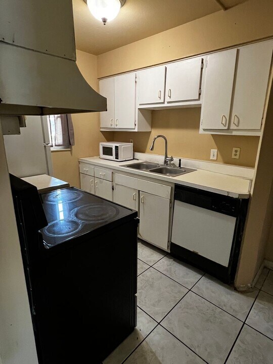 827 Sky Lake Cir in Orlando, FL - Building Photo