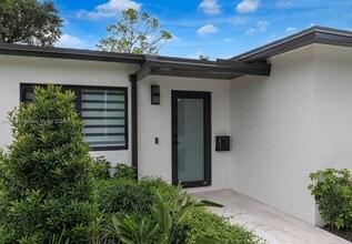 5641 SW 67th Ave in South Miami, FL - Building Photo - Building Photo