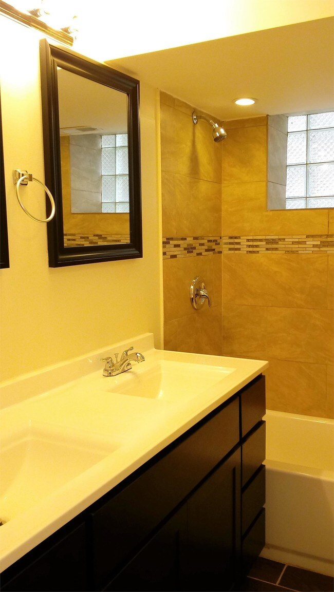 7154 S Francisco Ave-Unit -(VACANT) Garden in Chicago, IL - Building Photo - Building Photo