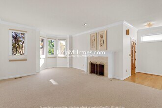 9127 NW Wood Rose Loop in Portland, OR - Foto de edificio - Building Photo