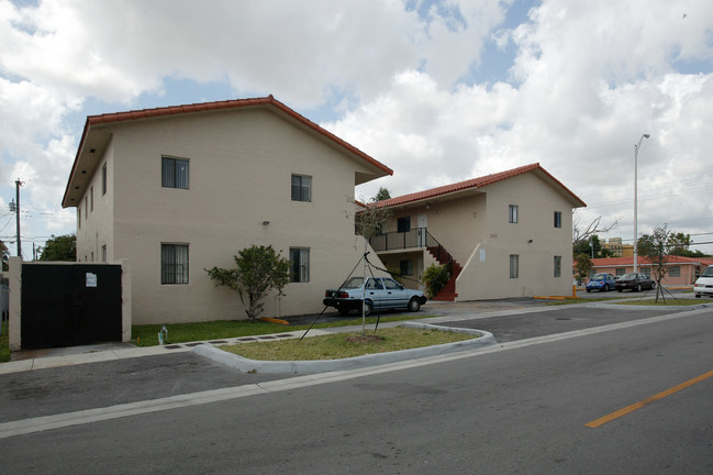 200 E 8th St in Hialeah, FL - Foto de edificio - Building Photo