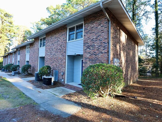 365 W Illinois Ave in Southern Pines, NC - Foto de edificio - Building Photo