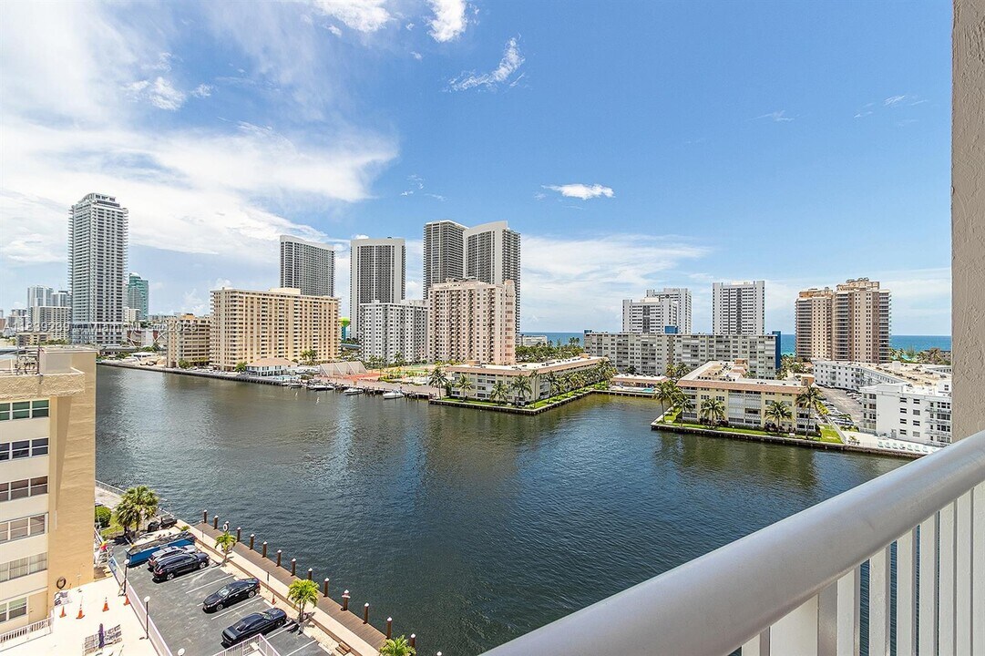 121 Golden Isles Dr in Hallandale Beach, FL - Building Photo
