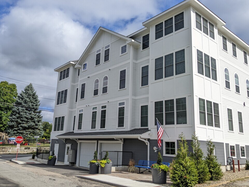 44 School St in Foxboro, MA - Foto de edificio