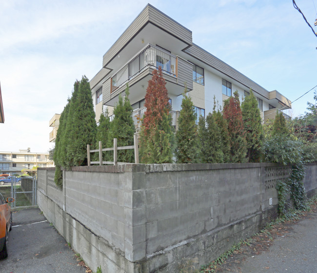 Mountain View Apartments in North Vancouver, BC - Building Photo - Building Photo