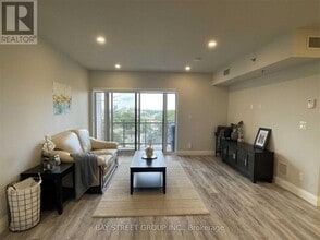 5698 Main St in Niagara Falls, ON - Building Photo - Building Photo