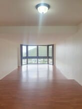 501 Hahaione St, Unit 17H in Honolulu, HI - Building Photo - Building Photo