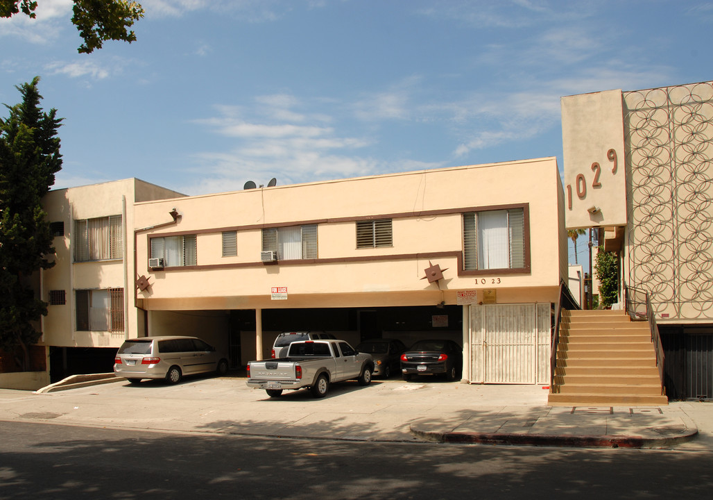 1023 N Hayworth Ave in Los Angeles, CA - Foto de edificio