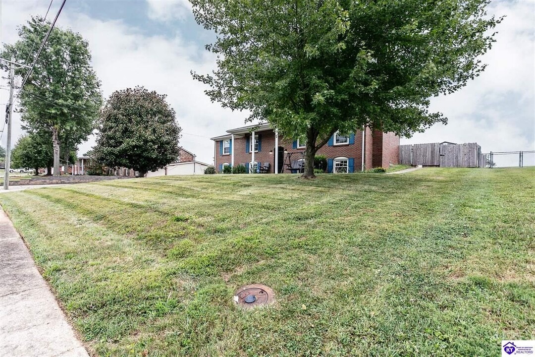 705 Bon Aire Dr in Elizabethtown, KY - Building Photo