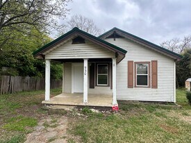 930 Ivy St in Anniston, AL - Building Photo