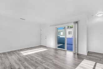 10107 England Ave in Inglewood, CA - Building Photo - Building Photo