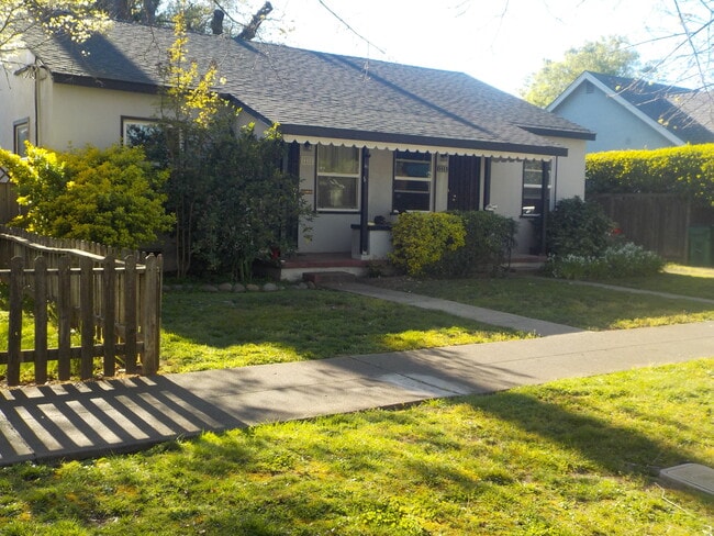 1211 Laburnum Ave in Chico, CA - Building Photo - Building Photo