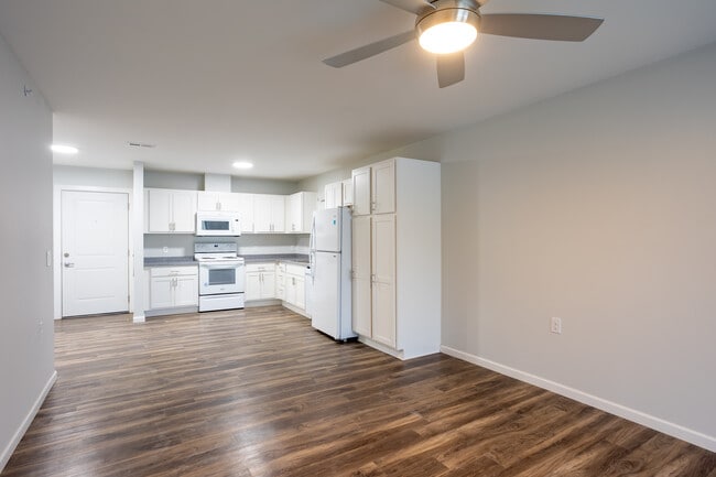 Cottage Bluff Apartments in Clinton, IA - Building Photo - Interior Photo