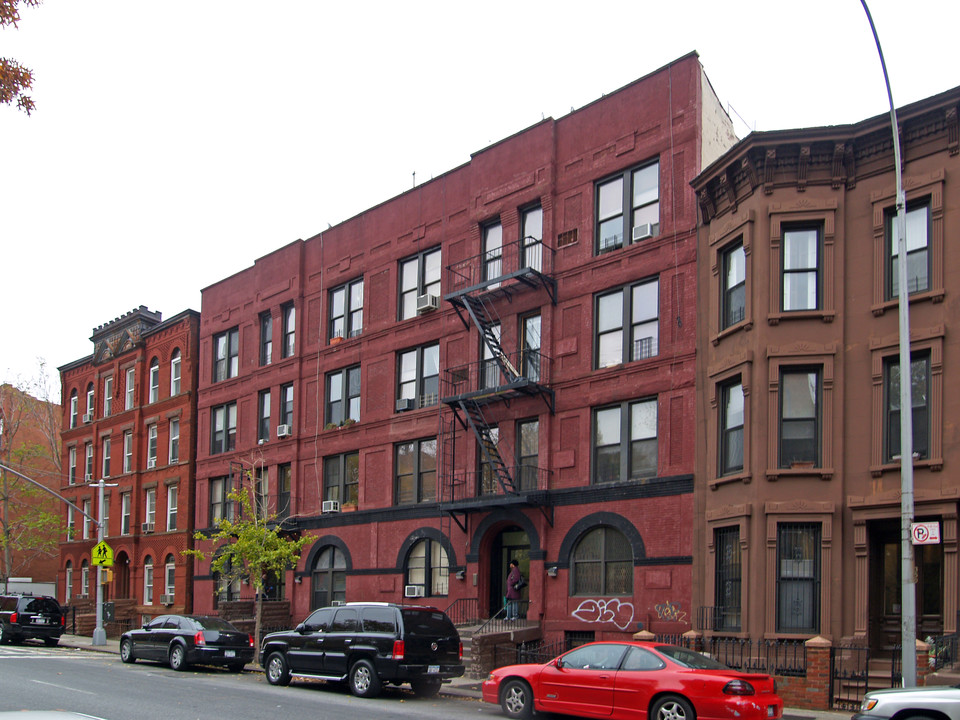 352 Lafayette Ave in Brooklyn, NY - Building Photo