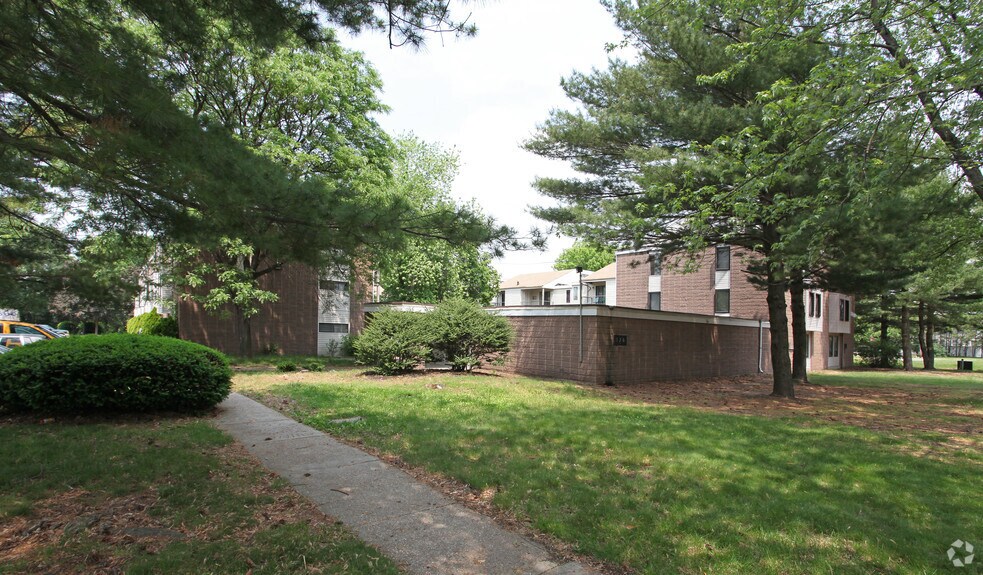 140 Silver Ln in East Hartford, CT - Foto de edificio