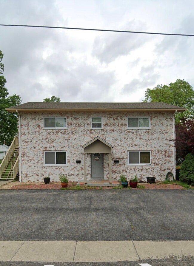 property at 113 E Apple St
