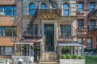 109 Saint Marks Pl in New York, NY - Foto de edificio - Building Photo