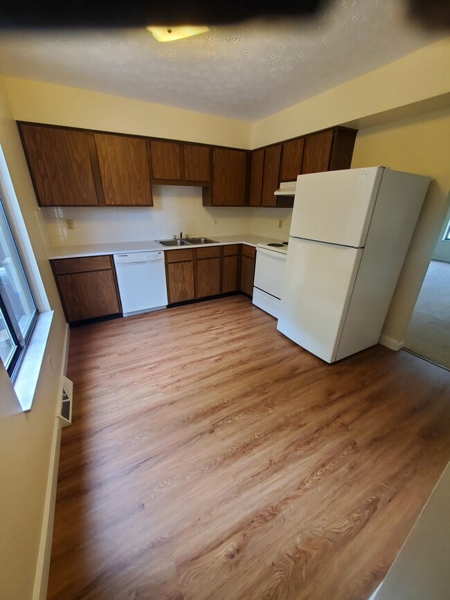 2307 Echo Valley Dr in Stow, OH - Foto de edificio - Building Photo