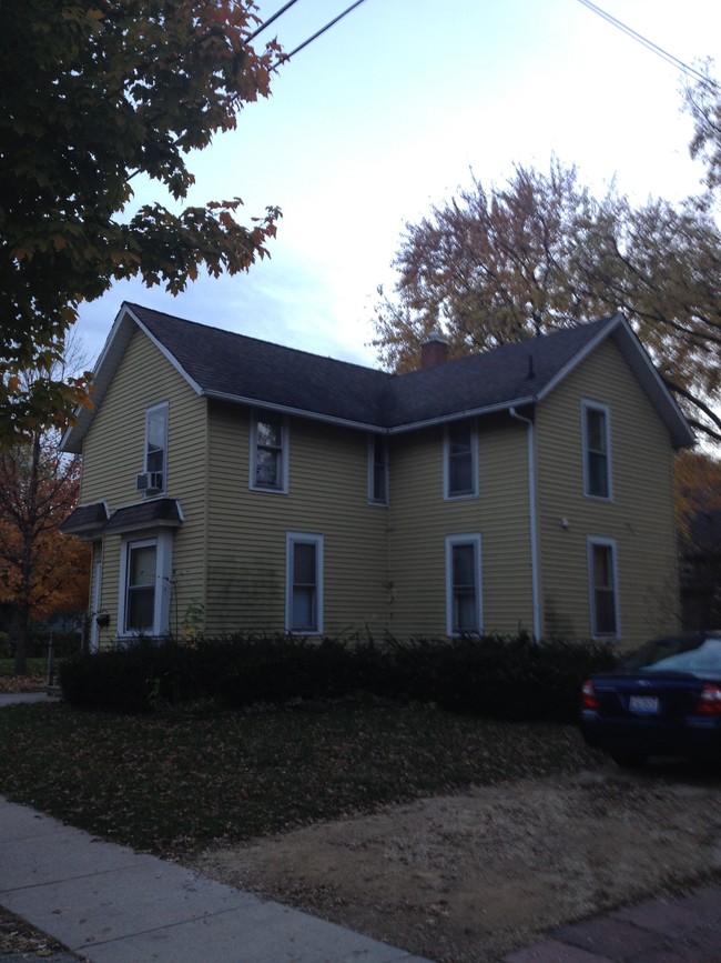 630 E Madison St in Belvidere, IL - Foto de edificio - Building Photo