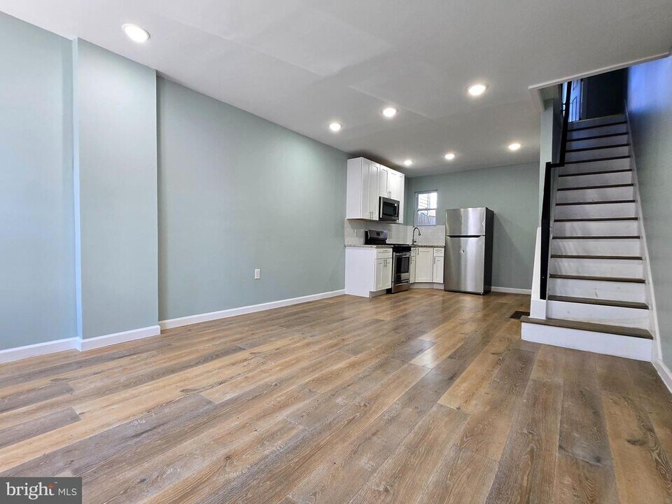1833 McClellan St in Philadelphia, PA - Building Photo
