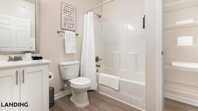 9015 Kings Grant Dr, Unit 8304-304 in Charlotte, NC - Building Photo - Building Photo