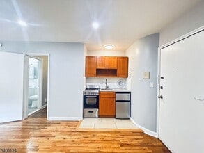 320 Claremont Ave in Montclair, NJ - Building Photo - Building Photo