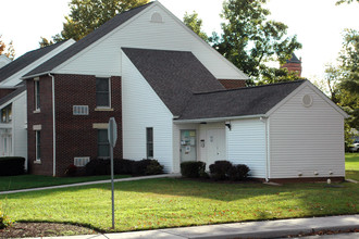 Oxford Manor Apartments in New Oxford, PA - Building Photo - Building Photo