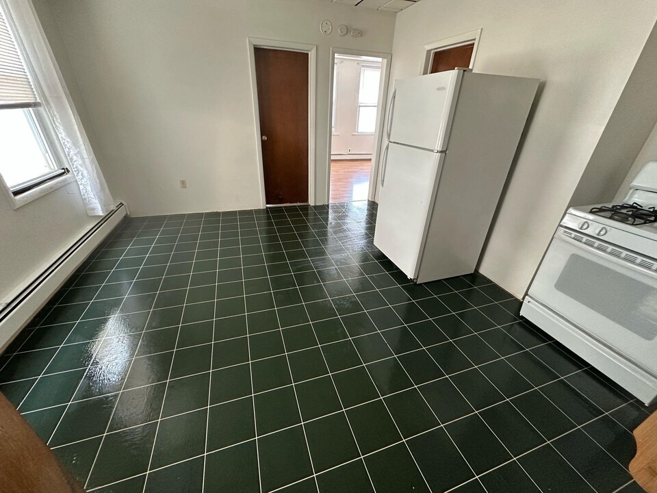 17 E 48th St in Bayonne, NJ - Building Photo