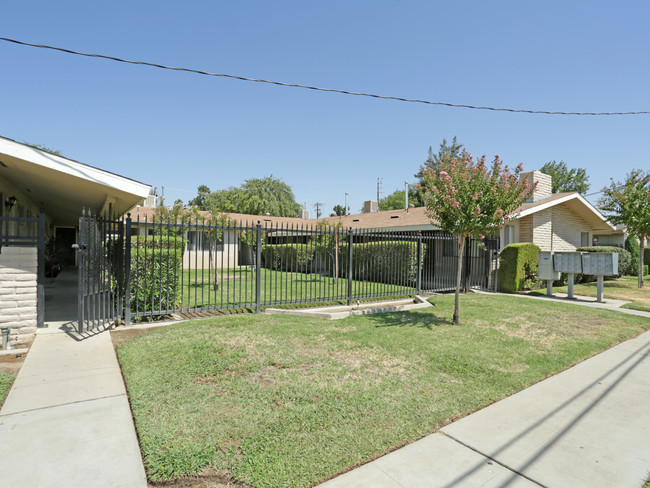 4535 E Sierra Madre Ave in Fresno, CA - Building Photo - Building Photo