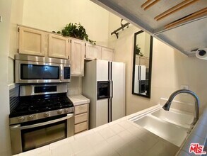 10960 Ashton Ave in Los Angeles, CA - Building Photo - Building Photo